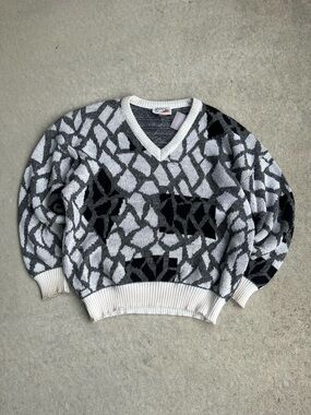 Men's V-Neck Abstract Mosaic Sweater in White and Gray